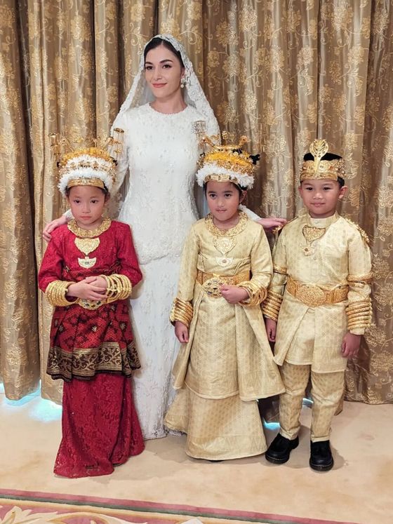 Tiệc Hoàng gia hậu đám cưới Hoàng tử Brunei: Nàng dâu mới đẹp lộng lẫy trong chiếc váy thu hút mọi ánh nhìn- Ảnh 6.