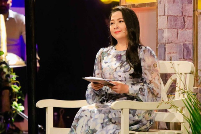 Cuộc sống ở tuổi 50 của MC Quỳnh Hương: Lui về hậu trường sống kín tiếng, ngoại hình thay đổi hậu giảm 10kg - Ảnh 2.