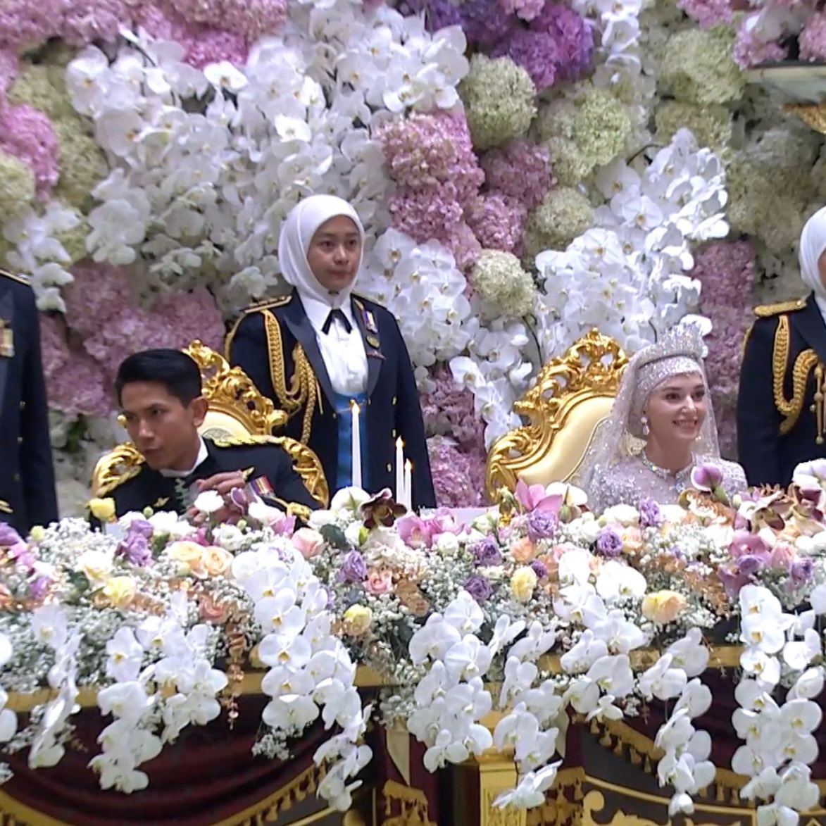 Tiệc Hoàng gia hậu đám cưới Hoàng tử Brunei: Nàng dâu mới đẹp lộng lẫy trong chiếc váy thu hút mọi ánh nhìn- Ảnh 3.