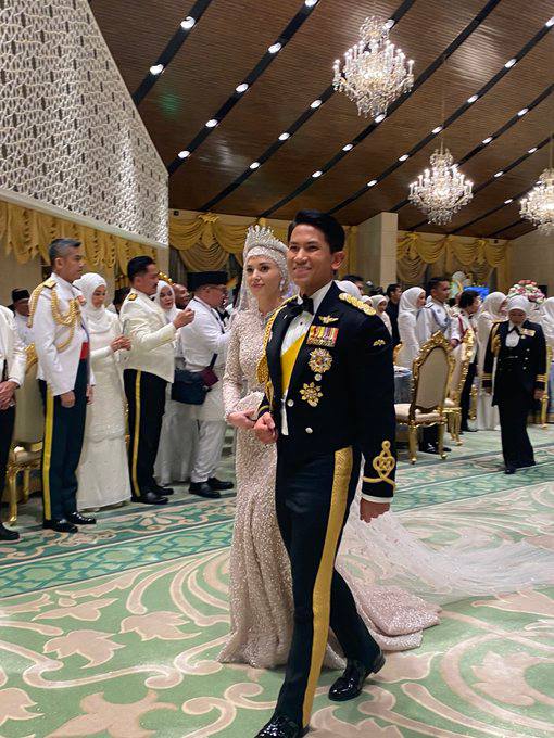 Tiệc Hoàng gia hậu đám cưới Hoàng tử Brunei: Nàng dâu mới đẹp lộng lẫy trong chiếc váy thu hút mọi ánh nhìn- Ảnh 2.
