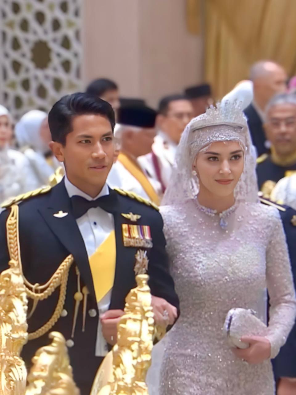 Tiệc Hoàng gia hậu đám cưới Hoàng tử Brunei: Nàng dâu mới đẹp lộng lẫy trong chiếc váy thu hút mọi ánh nhìn- Ảnh 1.