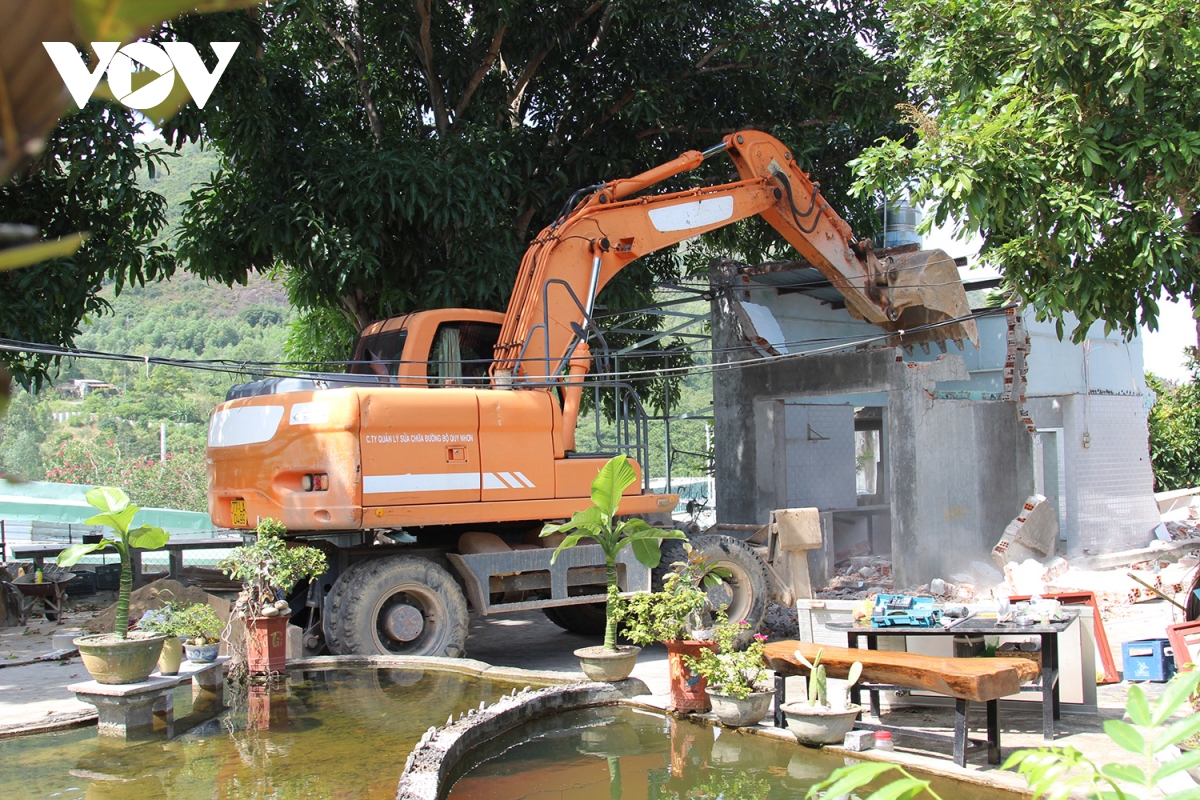 Tháo dỡ công trình trái phép của gia đình cựu Giám đốc Sở Ngoại vụ Bình Định - Ảnh 2.