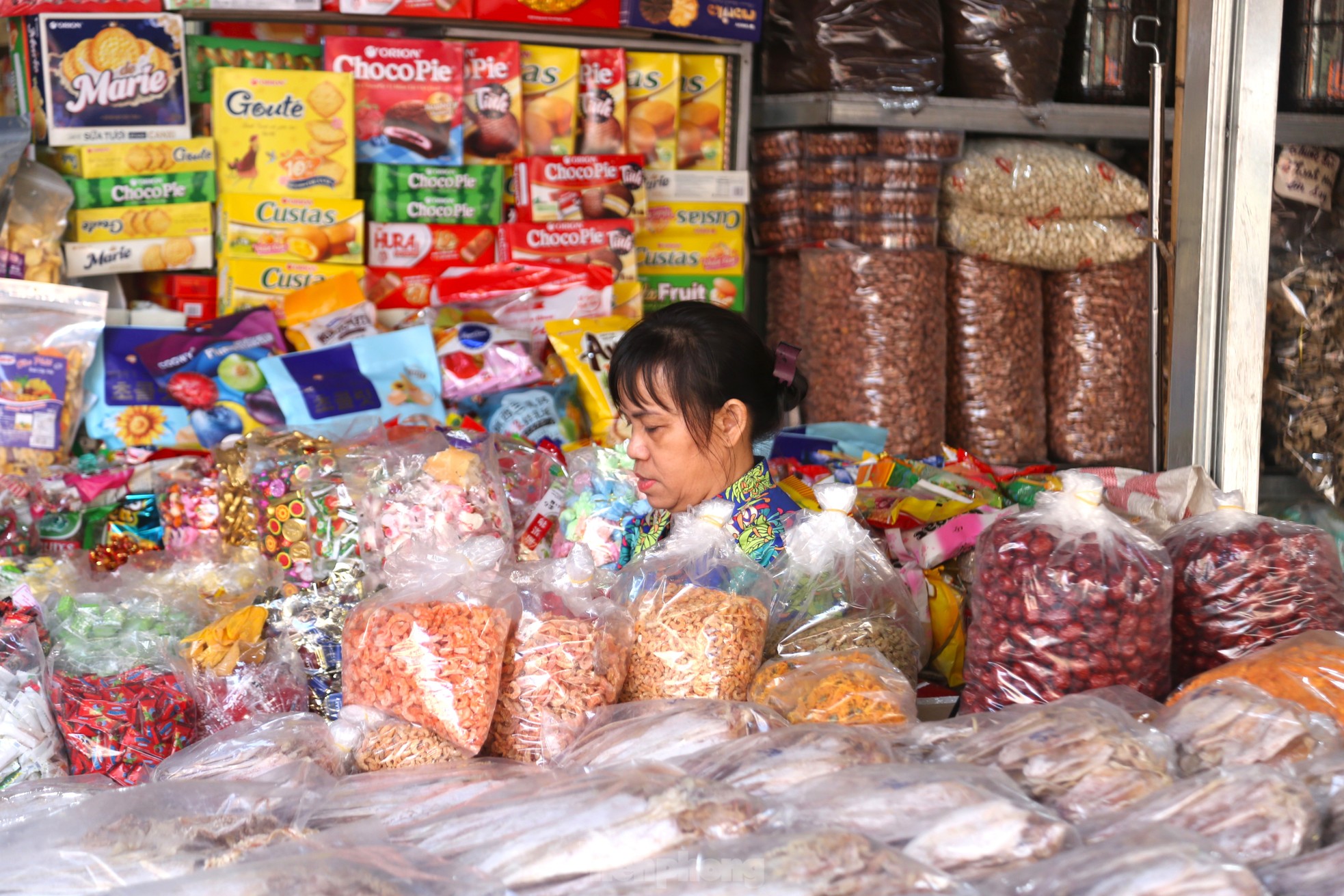 Cảnh tượng 'lạ' ở khu chợ Tết đến nơi rồi vẫn chưa thấy... khách - Ảnh 5.