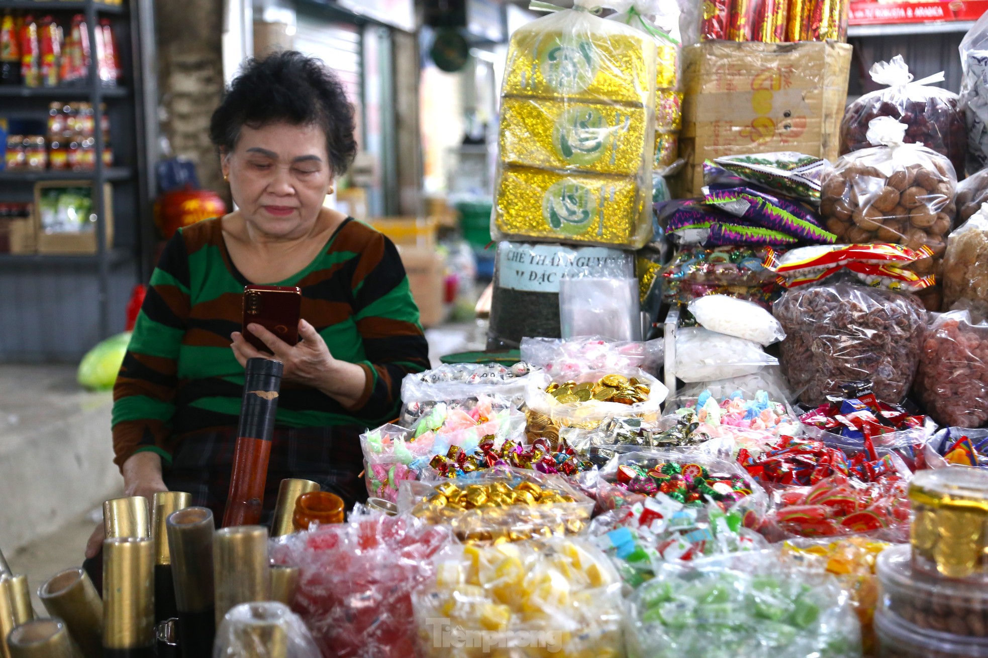 Cảnh tượng 'lạ' ở khu chợ Tết đến nơi rồi vẫn chưa thấy... khách - Ảnh 7.