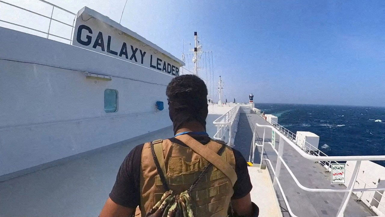 Một tay súng Houthi đứng trên tàu chở hàng Galaxy Leader ở biển Đỏ trong vụ tấn công hồi tháng 11-2023 Ảnh: REUTERS