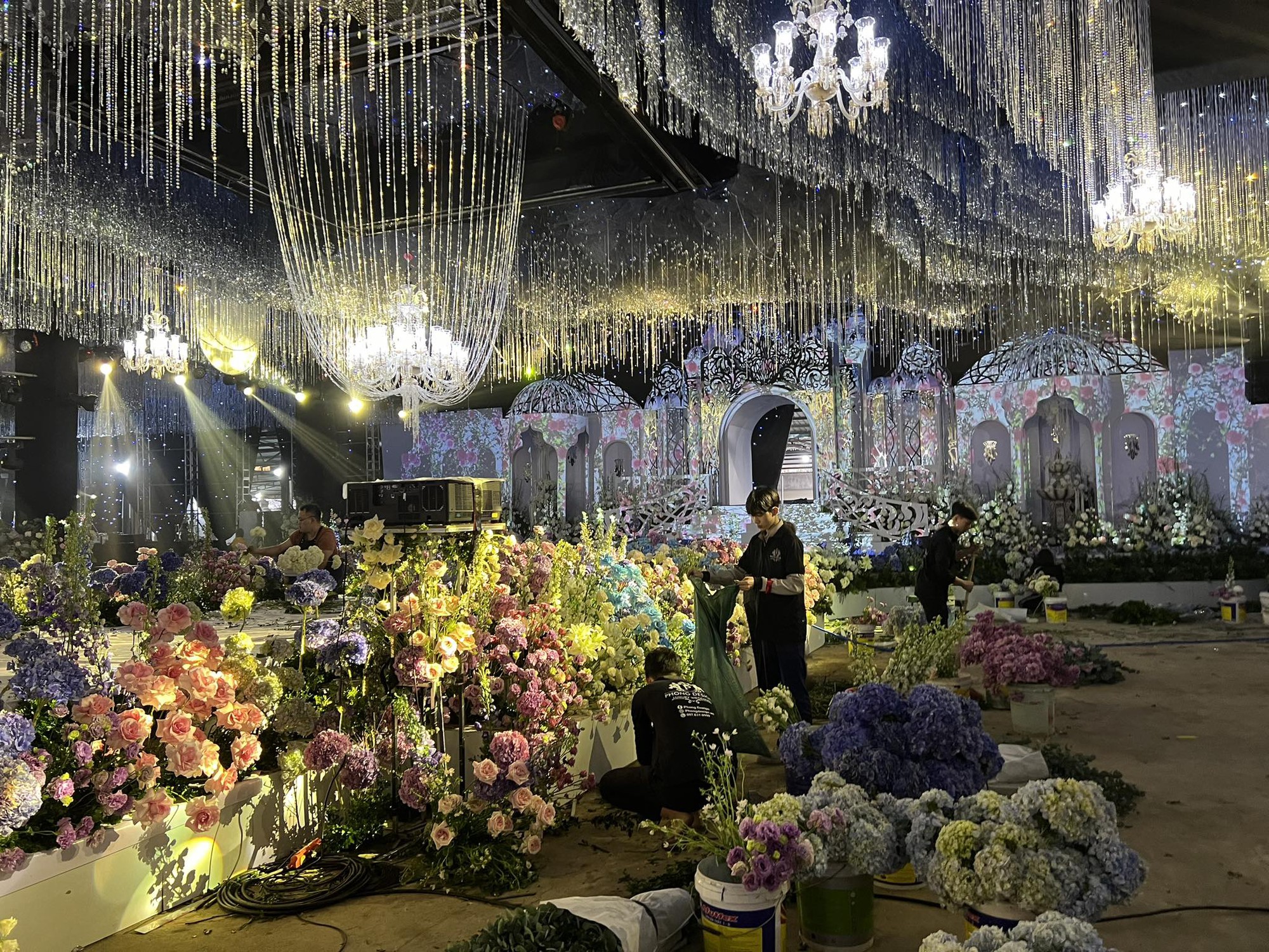 Siêu tiệc cưới nghệ thuật nhất đầu năm 2024 mang tên “Lâu đài trên mây”- Ảnh 3.