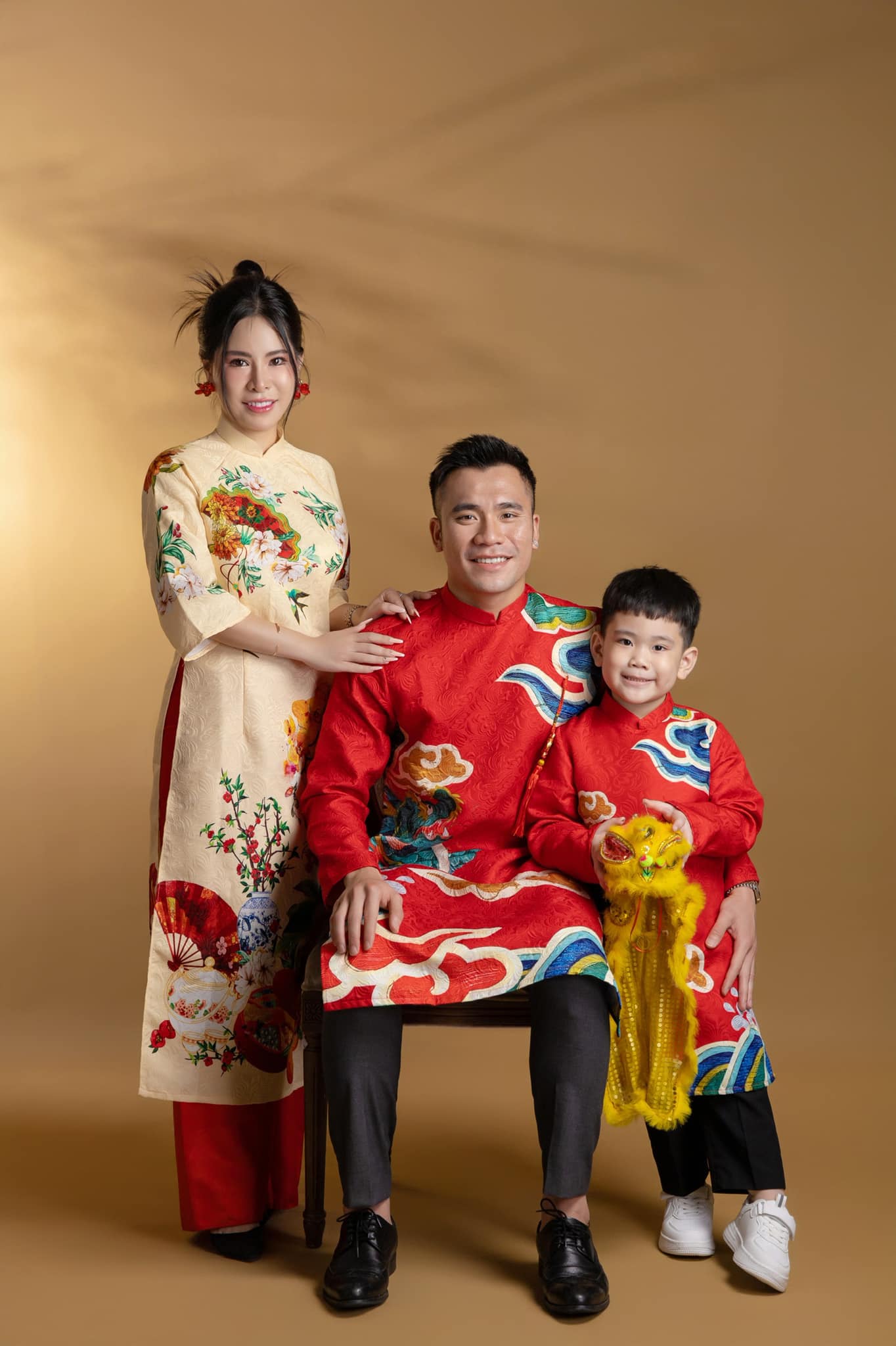 Trung vệ U23 Việt Nam khoe ảnh áo dài cùng con trai và bạn gái, 6 năm bên nhau nhưng vẫn chưa cưới- Ảnh 2.