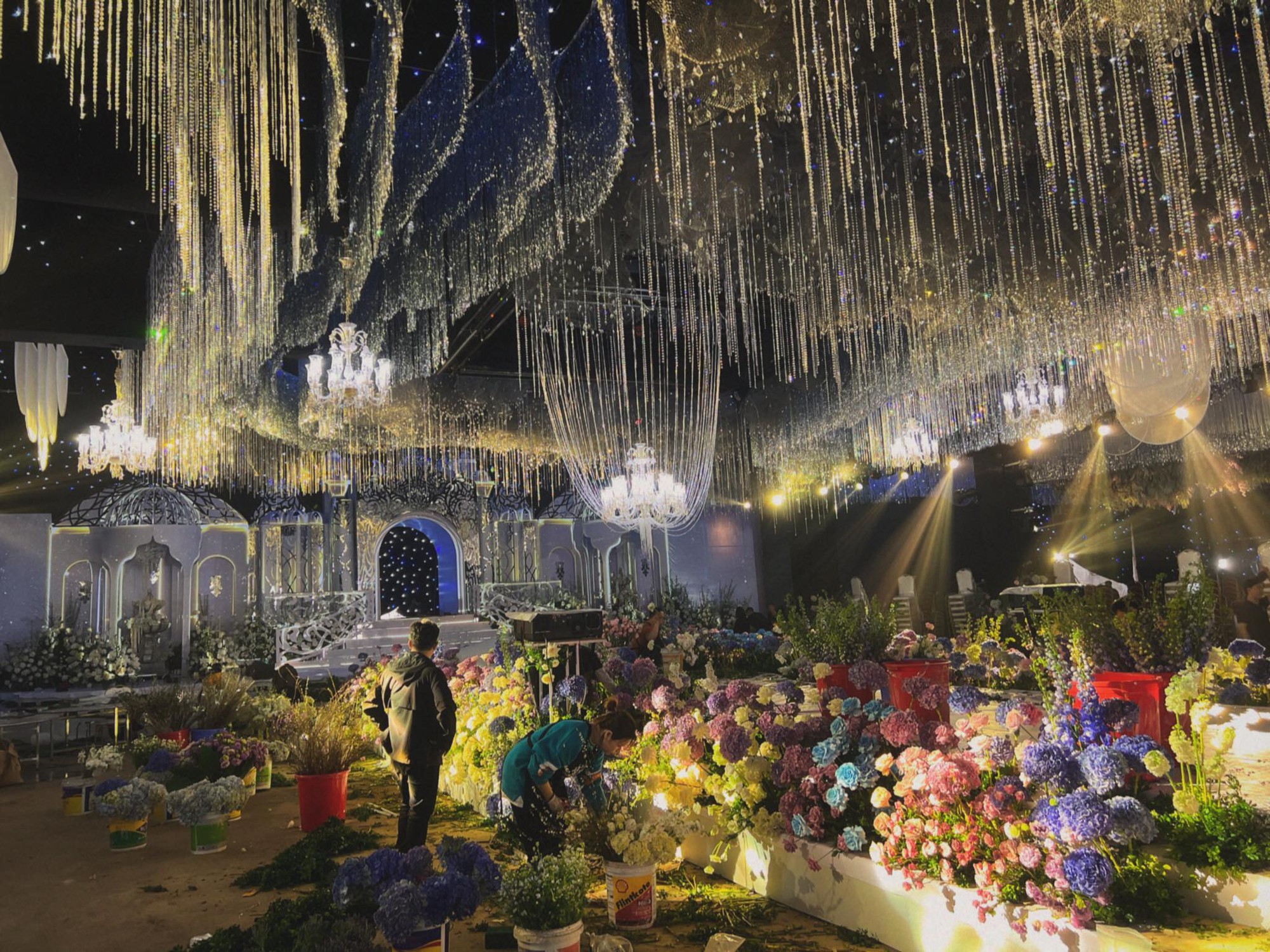 Siêu tiệc cưới nghệ thuật nhất đầu năm 2024 mang tên “Lâu đài trên mây”- Ảnh 5.