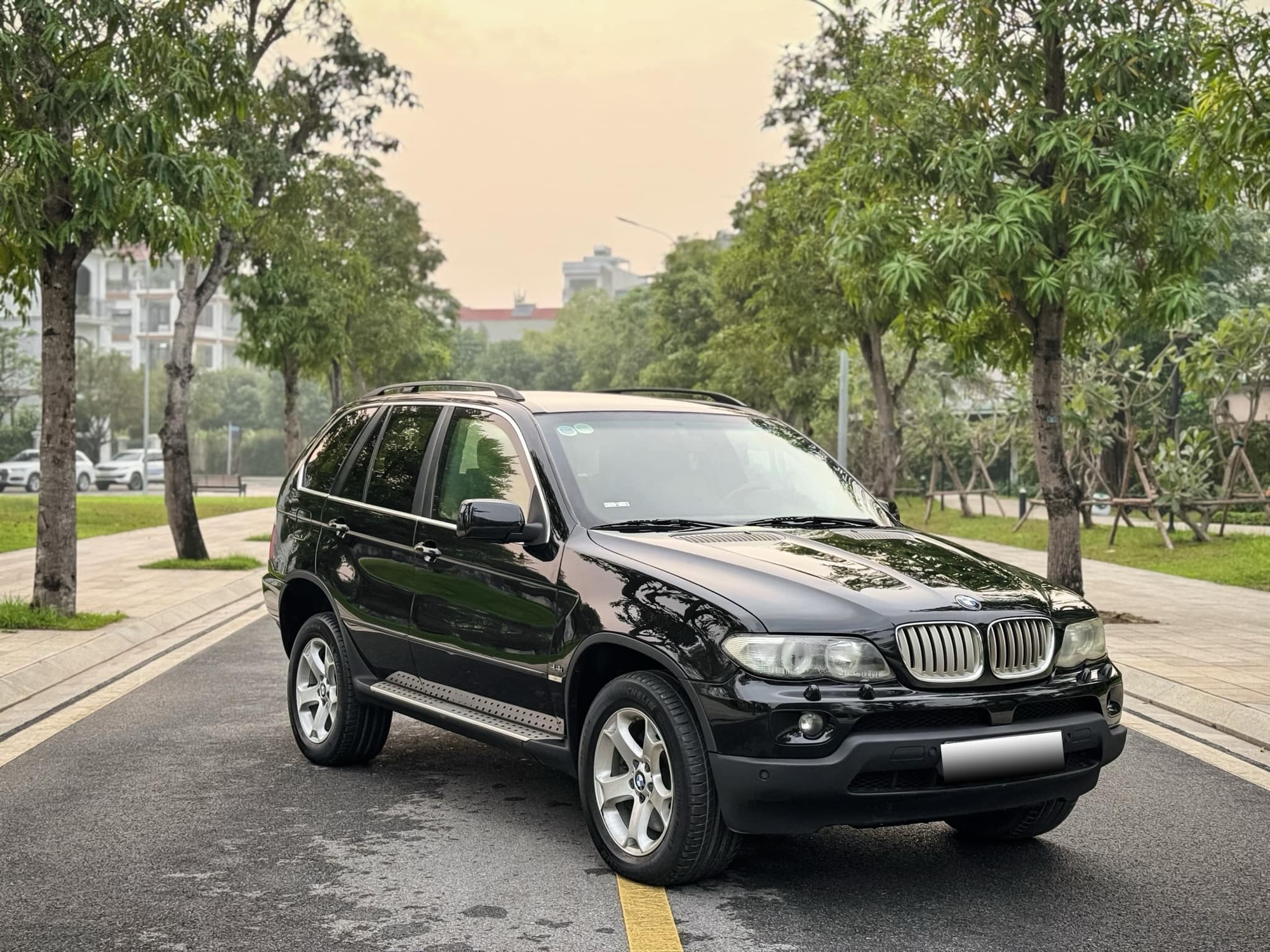 Bán BMW X5 bản chống đạn sau 21 năm, sales chia sẻ: 'Xe chuyên phục vụ chủ tịch, là hàng độc nhất Việt Nam' - Ảnh 1.