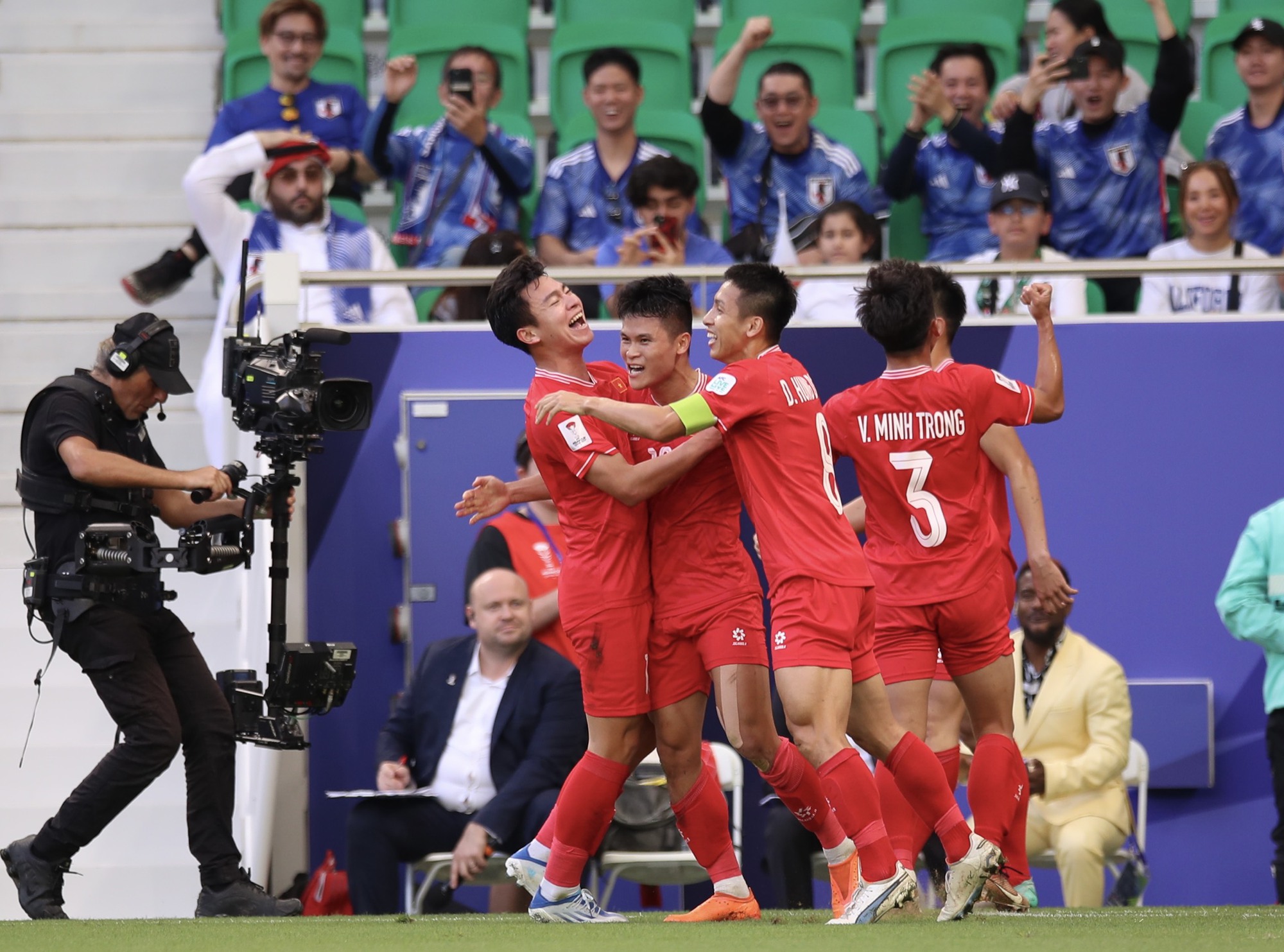 Thấy gì từ trận đội tuyển Việt Nam thua Nhật Bản: Vượt bão hoài nghi, ươm mầm hy vọng - Ảnh 1.