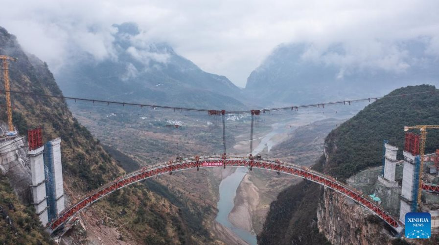 Thêm một công trình Trung Quốc ghi tên vào danh sách đỉnh cao ngành xây dựng: Hơn 500 mét thép uốn cong như ‘cầu vồng đỏ’ bắc qua vực thẳm, thách thức giông tố, động đất lẫn lũ lụt - Ảnh 1.