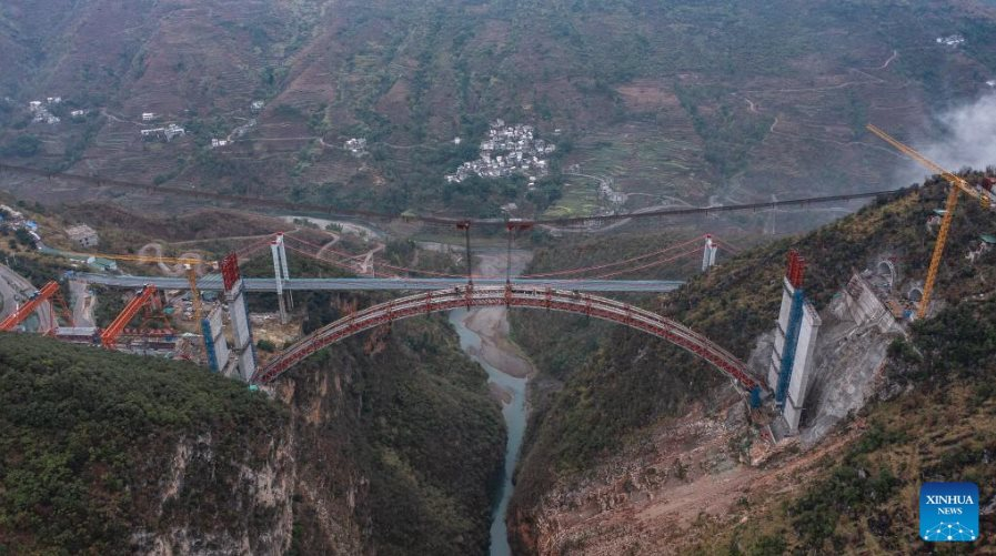 Thêm một công trình Trung Quốc ghi tên vào danh sách đỉnh cao ngành xây dựng: Hơn 500 mét thép uốn cong như ‘cầu vồng đỏ’ bắc qua vực thẳm, thách thức giông tố, động đất lẫn lũ lụt - Ảnh 4.
