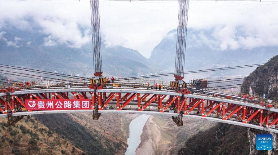 Thêm một công trình Trung Quốc ghi tên vào danh sách đỉnh cao ngành xây dựng: Hơn 500 mét thép uốn cong như ‘cầu vồng đỏ’ bắc qua vực thẳm, thách thức giông tố, động đất lẫn lũ lụt - Ảnh 2.