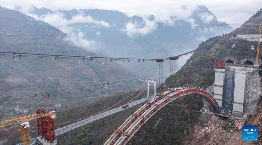 Thêm một công trình Trung Quốc ghi tên vào danh sách đỉnh cao ngành xây dựng: Hơn 500 mét thép uốn cong như ‘cầu vồng đỏ’ bắc qua vực thẳm, thách thức giông tố, động đất lẫn lũ lụt - Ảnh 5.