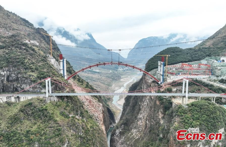 Thêm một công trình Trung Quốc ghi tên vào danh sách đỉnh cao ngành xây dựng: Hơn 500 mét thép uốn cong như ‘cầu vồng đỏ’ bắc qua vực thẳm, thách thức giông tố, động đất lẫn lũ lụt - Ảnh 3.