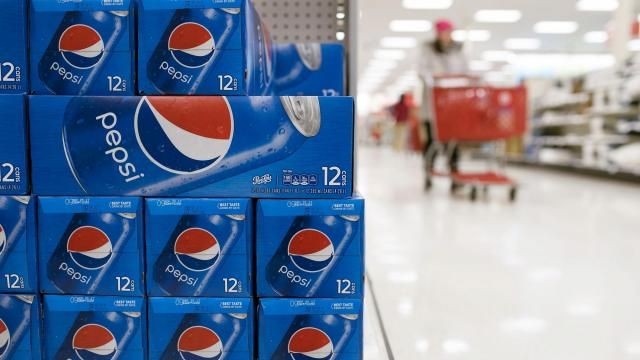 Tại sao PepsiCo vẫn hả hê khi loạt sản phẩm từ khoai tây chiên Lay's, trà Lipton, Pepsi, 7 Up bị ngừng bán tại các siêu thị ở nhiều quốc gia? - Ảnh 1.