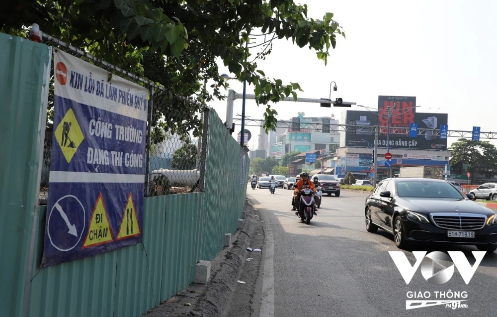 Phá dỡ bức tường tồn tại hơn 30 năm, mở đường vào sân bay Tân Sơn Nhất - Ảnh 9.