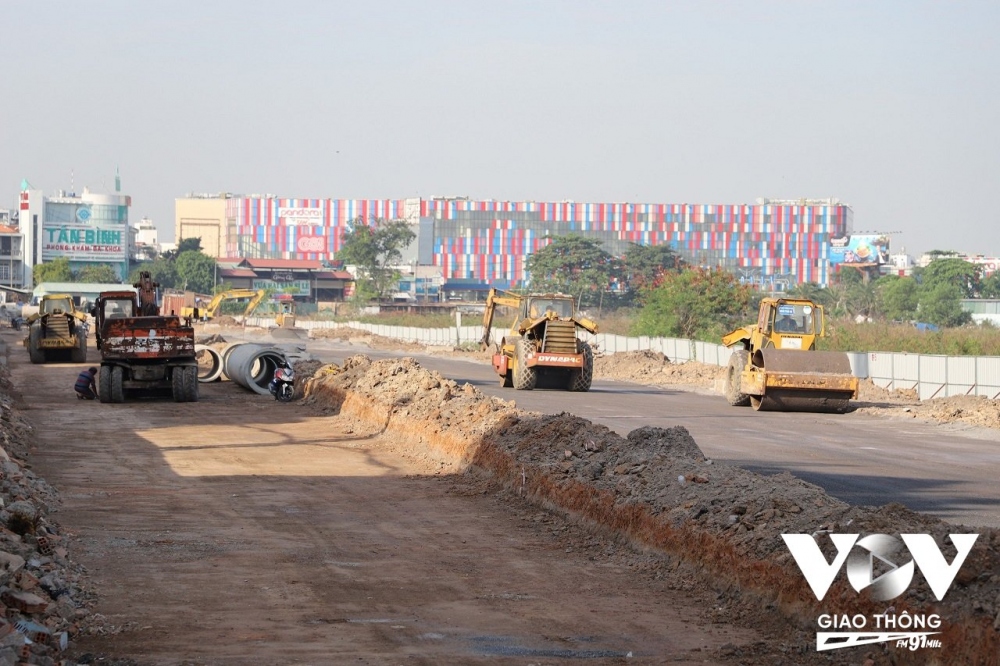 Phá dỡ bức tường tồn tại hơn 30 năm, mở đường vào sân bay Tân Sơn Nhất - Ảnh 3.