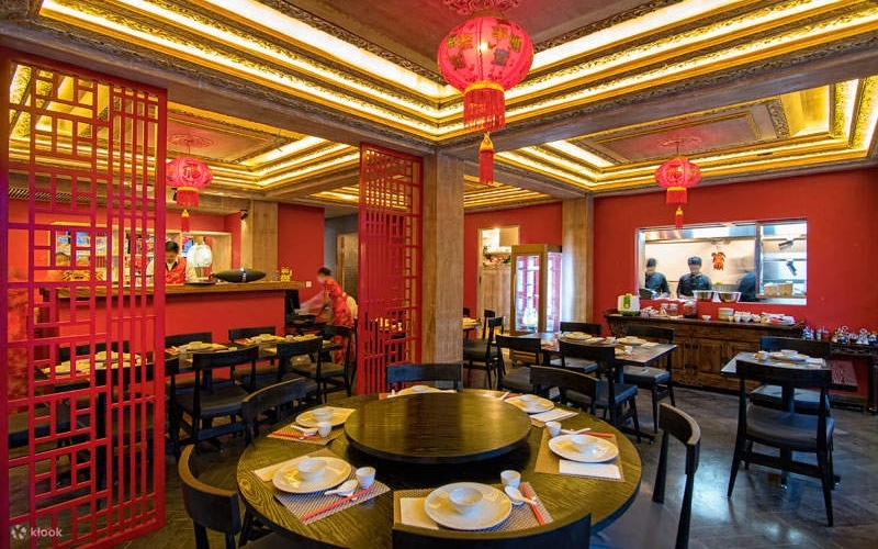 Người Trung Quốc đổ xô đặt bàn cho “bữa tối đoàn viên” dịp Tết Nguyên đán - Ảnh 1.