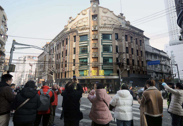 Các doanh nghiệp ở Trung Quốc kiếm bộn tiền nhờ siêu phẩm truyền hình Phồn Hoa của Vương Gia Vệ: Khách sạn Fairmont Peace hồi sinh, 66 triệu đồng/đêm vẫn "cháy" phòng - Ảnh 6.