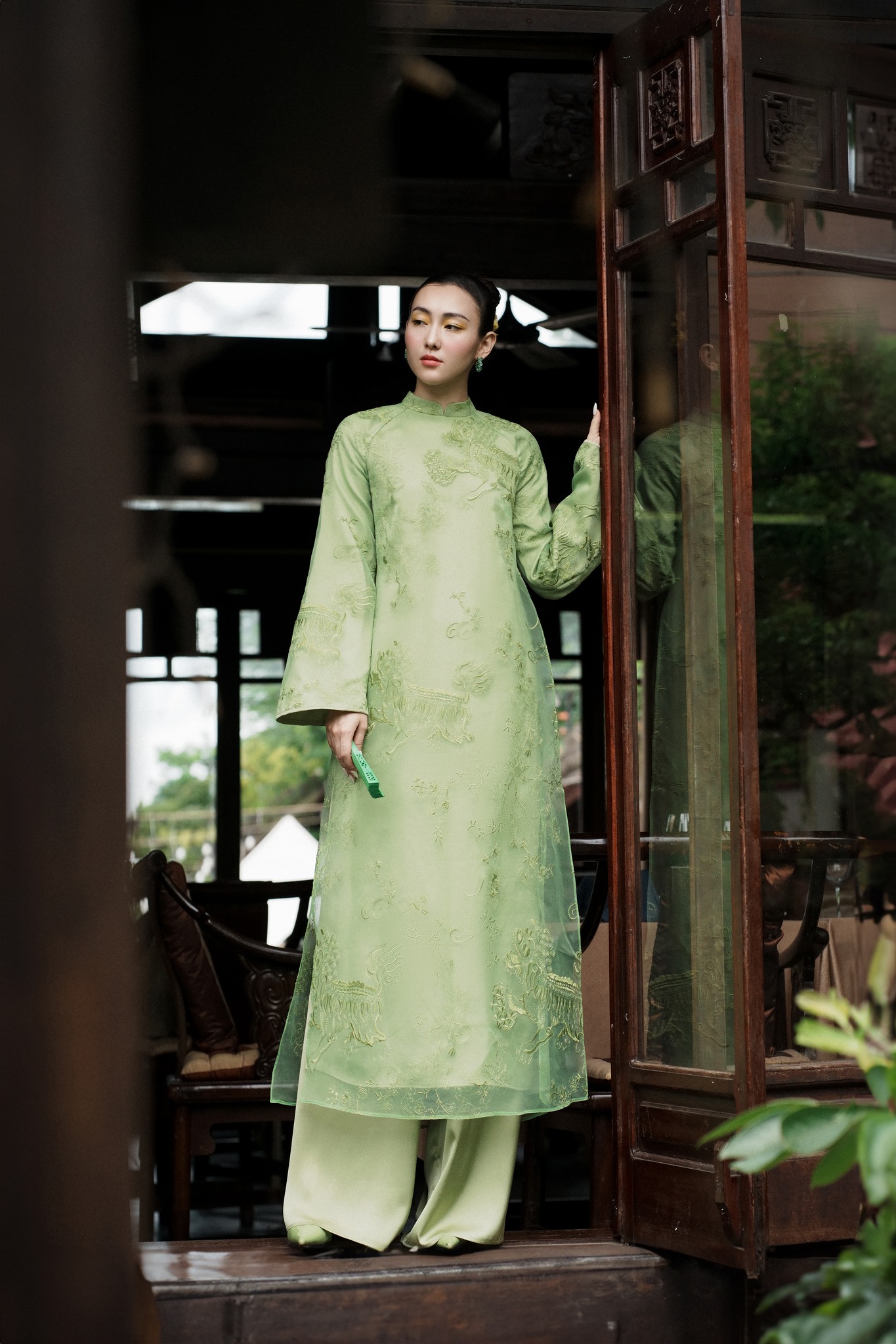 Kiểu áo dài thêu nổi đình đám khắp các local brand Việt: Hội chị em đang thấy "loạn" về giá- Ảnh 11.