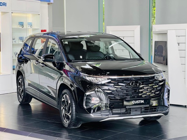Hyundai Custin giảm giá mạnh hơn tại đại lý: Bản full giảm nhiều nhất 40 triệu, tăng sức cạnh tranh Innova - Ảnh 1.