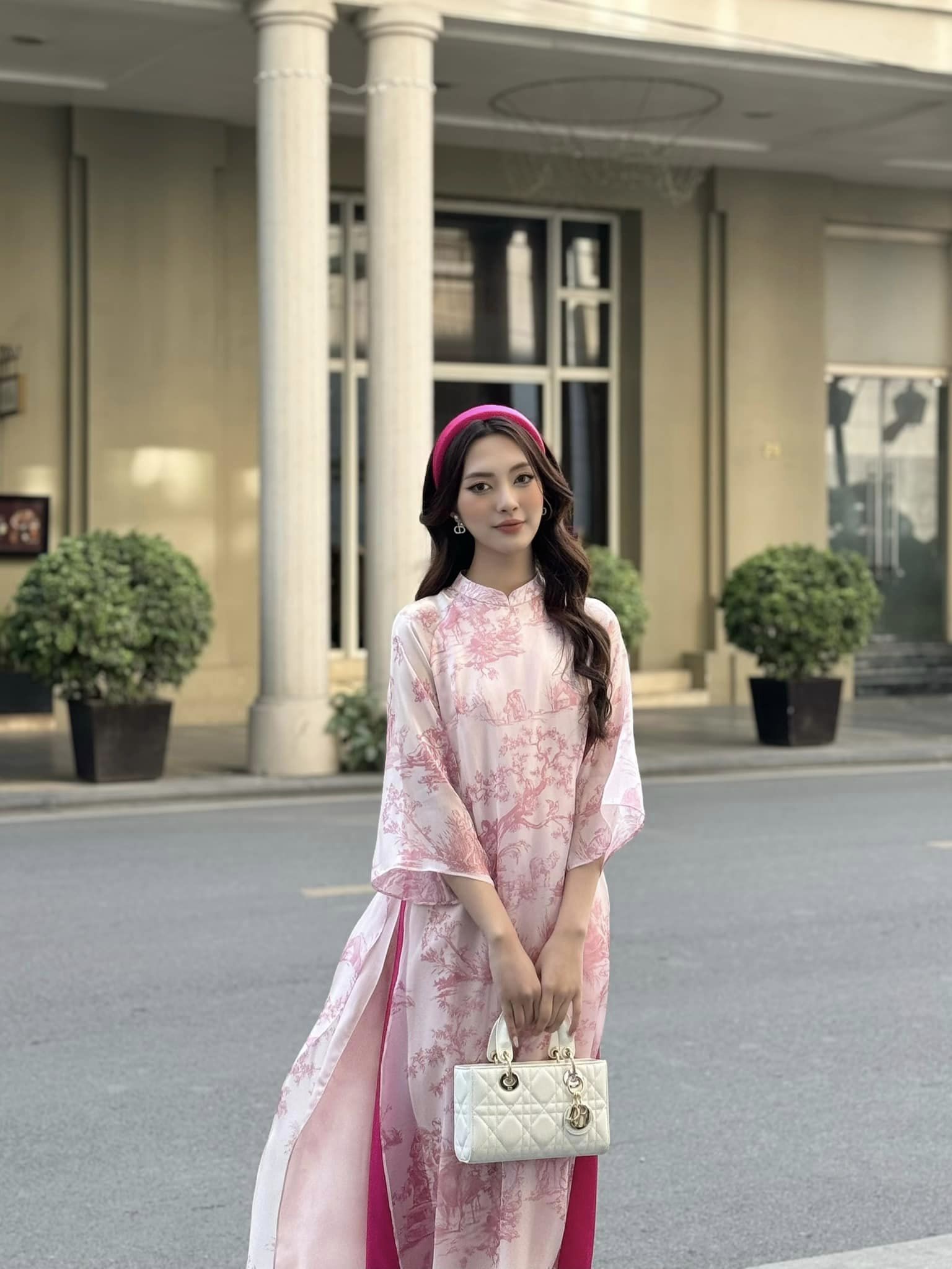 Kiểu áo dài thêu nổi đình đám khắp các local brand Việt: Hội chị em đang thấy "loạn" về giá- Ảnh 15.