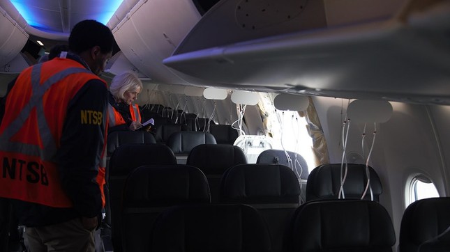 Lời thỉnh cầu của CEO Boeing sau vụ máy bay bung cửa trên không - Ảnh 1.