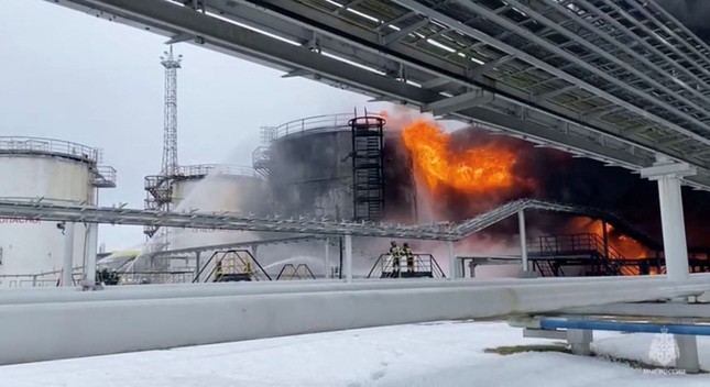 Kho dầu Nga bốc cháy dữ dội sau khi máy bay không người lái bị đánh chặn - Ảnh 2.