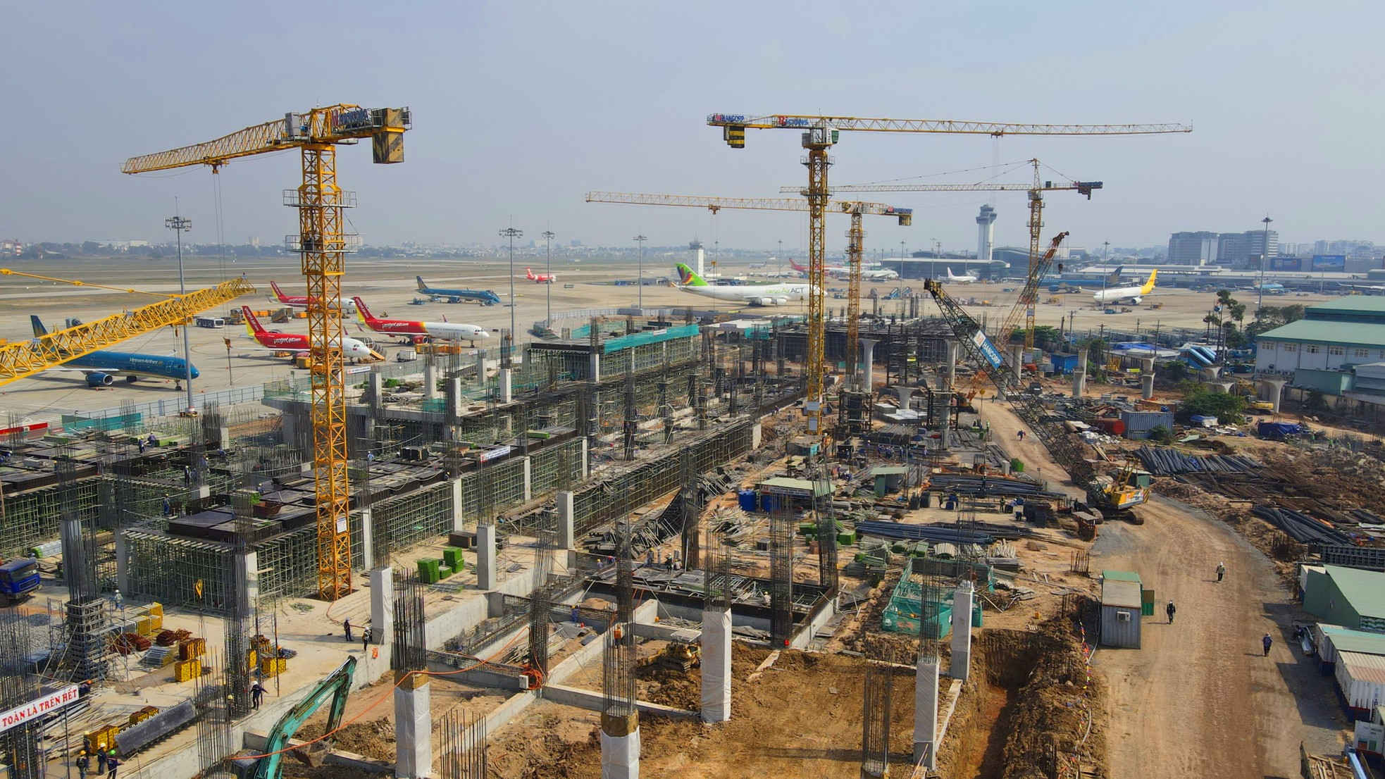 Cận cảnh nhà ga gần 11.000 tỷ đồng của sân bay Tân Sơn Nhất đang dần thành hình - Ảnh 1.