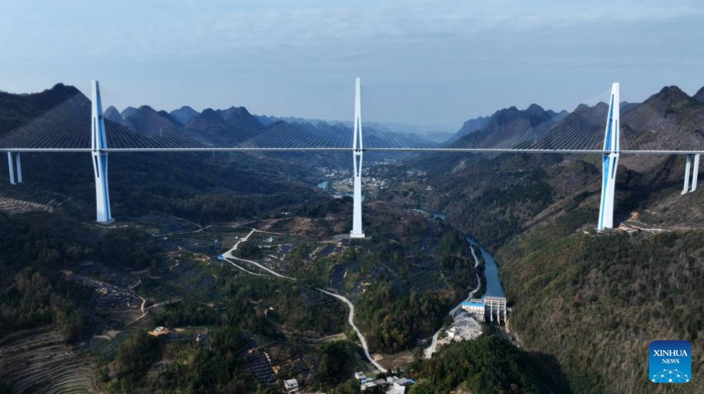 Người Trung Quốc xây cầu ‘đẻ ra tiền’ khiến thế giới ngỡ ngàng: Trồng trụ bê tông cao vượt tháp Eiffel để bắc 2.000 mét thép qua vực sâu - Ảnh 6.