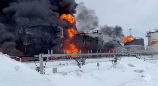 Kho dầu Nga bốc cháy dữ dội sau khi máy bay không người lái bị đánh chặn - Ảnh 1.