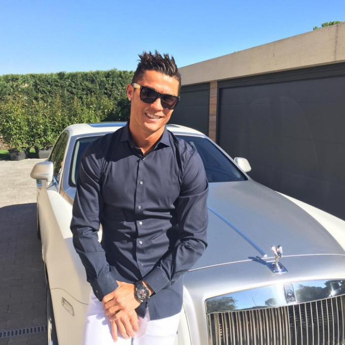 Ronaldo vung tiền tậu siêu xe trị giá 12 tỷ, mặc luôn đồ hiệu để &quot;flex&quot; cùng - Ảnh 3.
