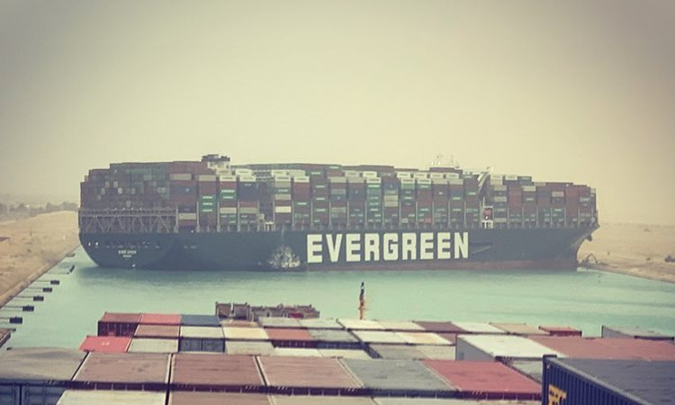Chuỗi cung ứng toàn cầu từng náo loạn khi con tàu to như quả núi chặn ngang kênh đào Suez: Điều gì sẽ xảy ra khi kinh tế toàn cầu phải quen với những biến cố như thế? - Ảnh 1.