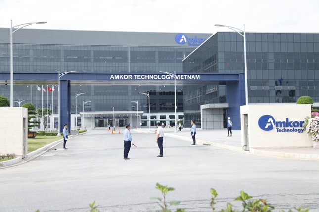 Nhà máy bán dẫn lớn nhất thế giới của Amkor ở Bắc Ninh sắp sản xuất - Ảnh 1.
