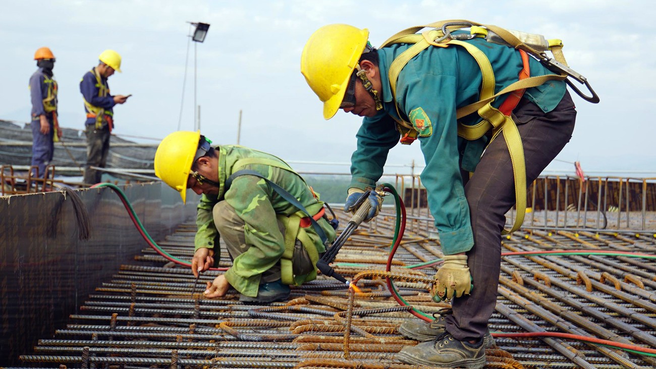 Công nhân làm xuyên Tết, gấp rút xây cầu nghìn tỷ nối Hải Phòng với Quảng Ninh - Ảnh 5.