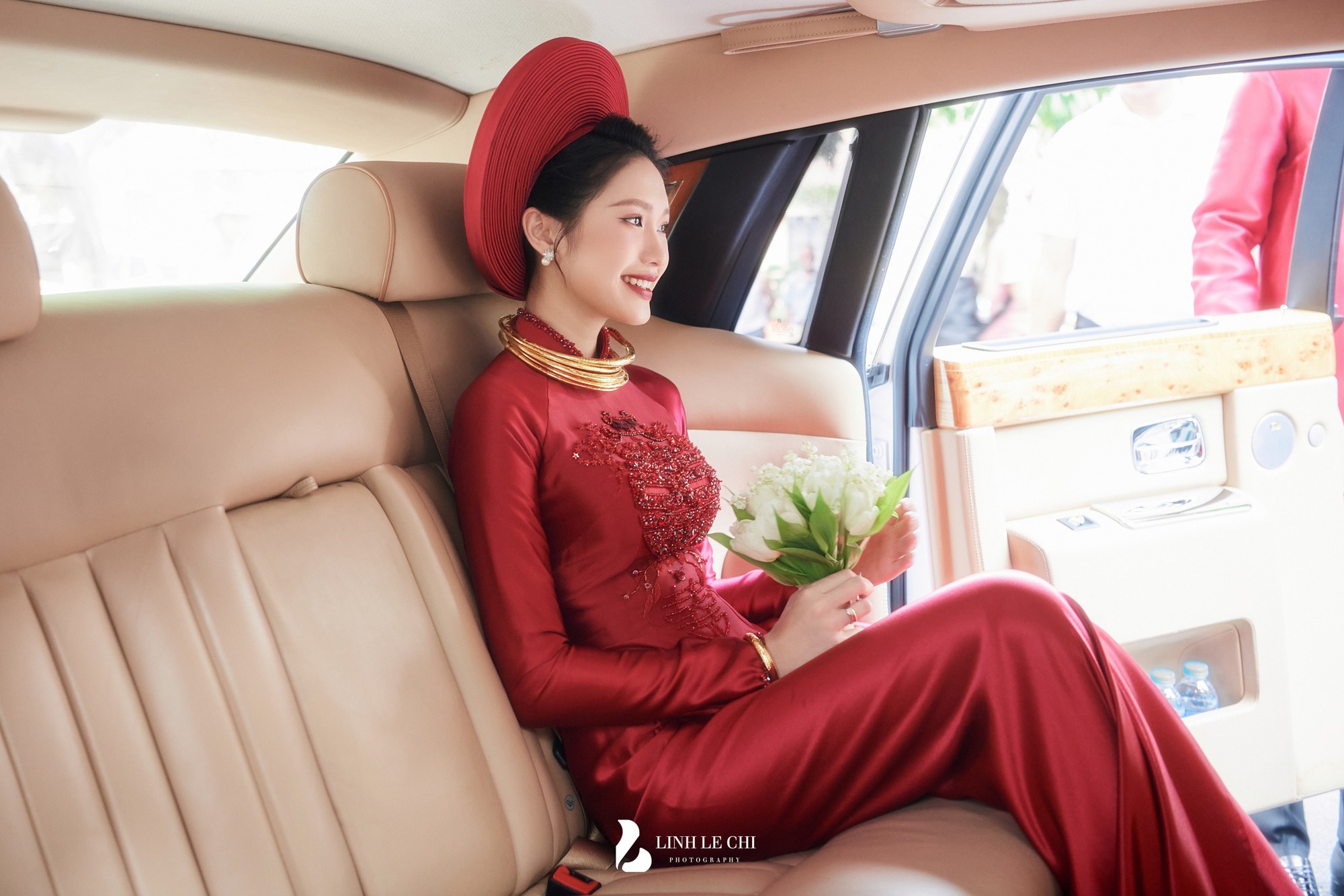 Cô dâu làng bóng đá Việt được tặng vàng ngày cưới hỏi, đoán xem của ai 