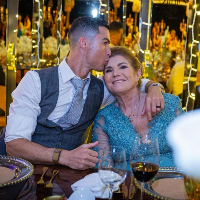 Ronaldo tặng mẹ món quà tiền tỷ trong dịp sinh nhật khiến bà bật khóc vì xúc động - Ảnh 4.