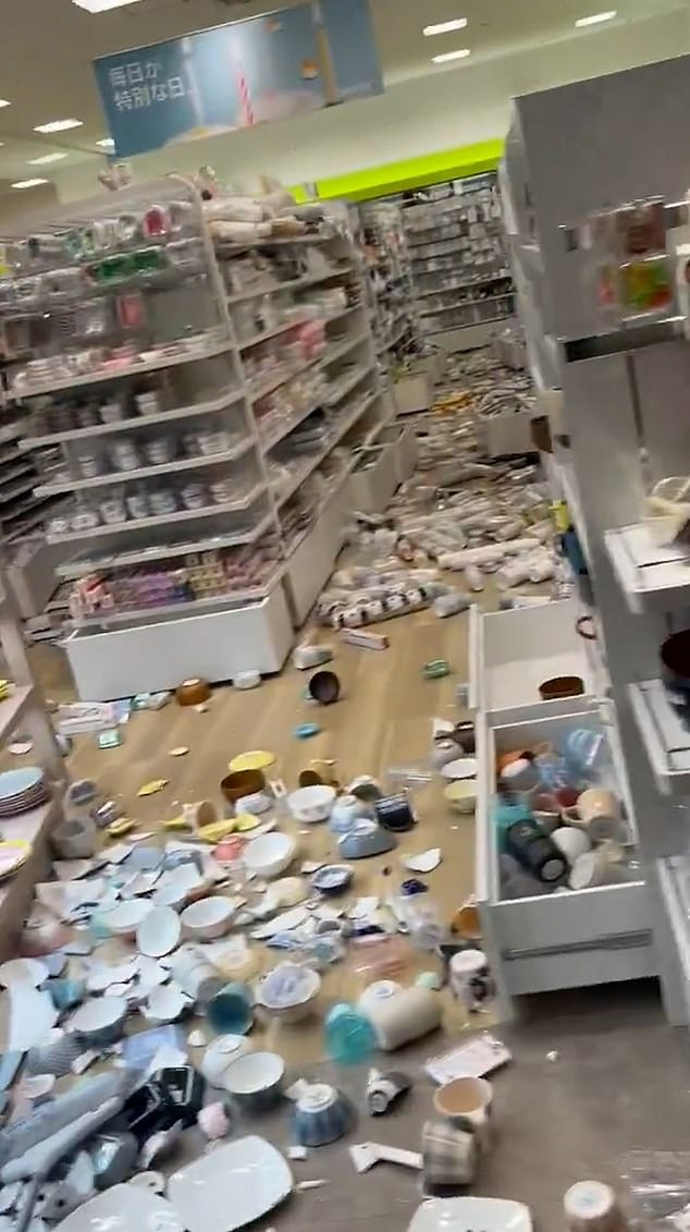Động đất ở Nhật Bản: Số nạn nhân tử vong đã tăng lên 30, cảnh tượng chưa từng thấy xuất hiện ở siêu thị- Ảnh 12.