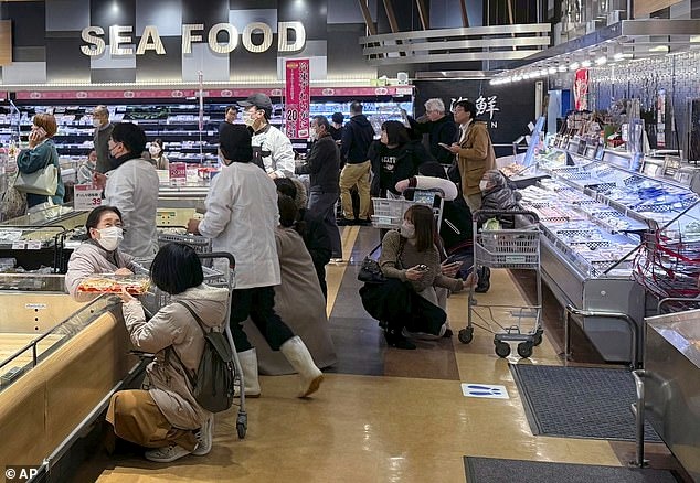Động đất ở Nhật Bản: Số nạn nhân tử vong đã tăng lên 30, cảnh tượng chưa từng thấy xuất hiện ở siêu thị- Ảnh 9.