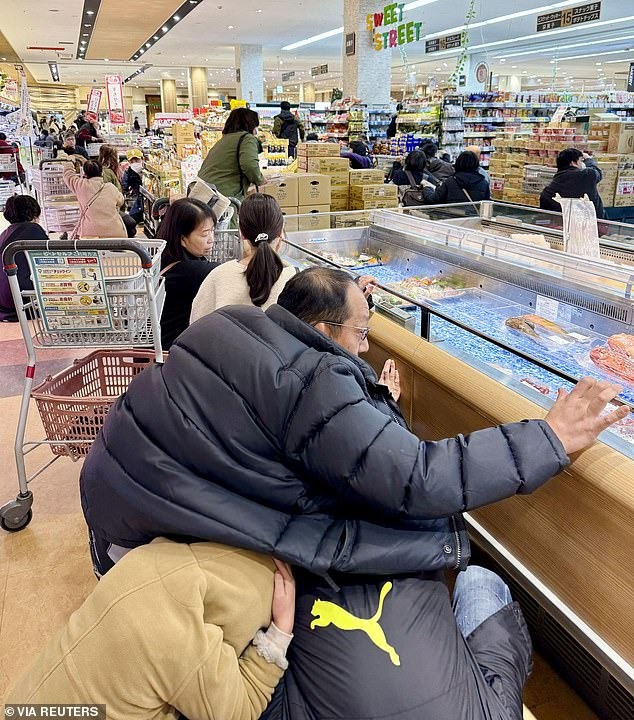 Động đất ở Nhật Bản: Số nạn nhân tử vong đã tăng lên 30, cảnh tượng chưa từng thấy xuất hiện ở siêu thị- Ảnh 8.