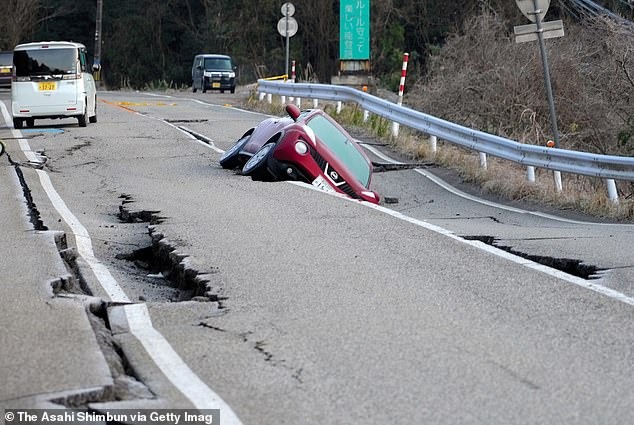 Động đất ở Nhật Bản: Số nạn nhân tử vong đã tăng lên 30, cảnh tượng chưa từng thấy xuất hiện ở siêu thị- Ảnh 2.