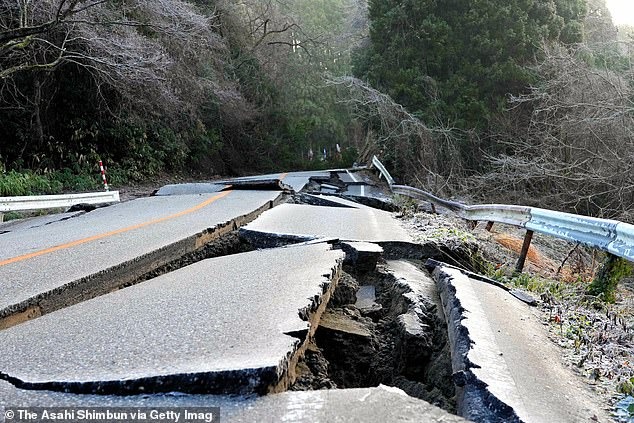 Động đất ở Nhật Bản: Số nạn nhân tử vong đã tăng lên 30, cảnh tượng chưa từng thấy xuất hiện ở siêu thị- Ảnh 4.