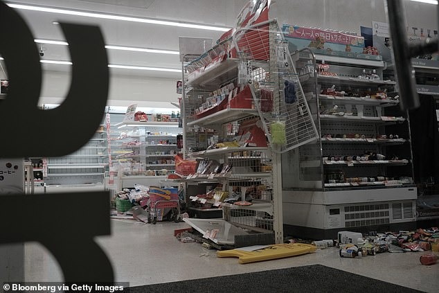 Động đất ở Nhật Bản: Số nạn nhân tử vong đã tăng lên 30, cảnh tượng chưa từng thấy xuất hiện ở siêu thị- Ảnh 6.
