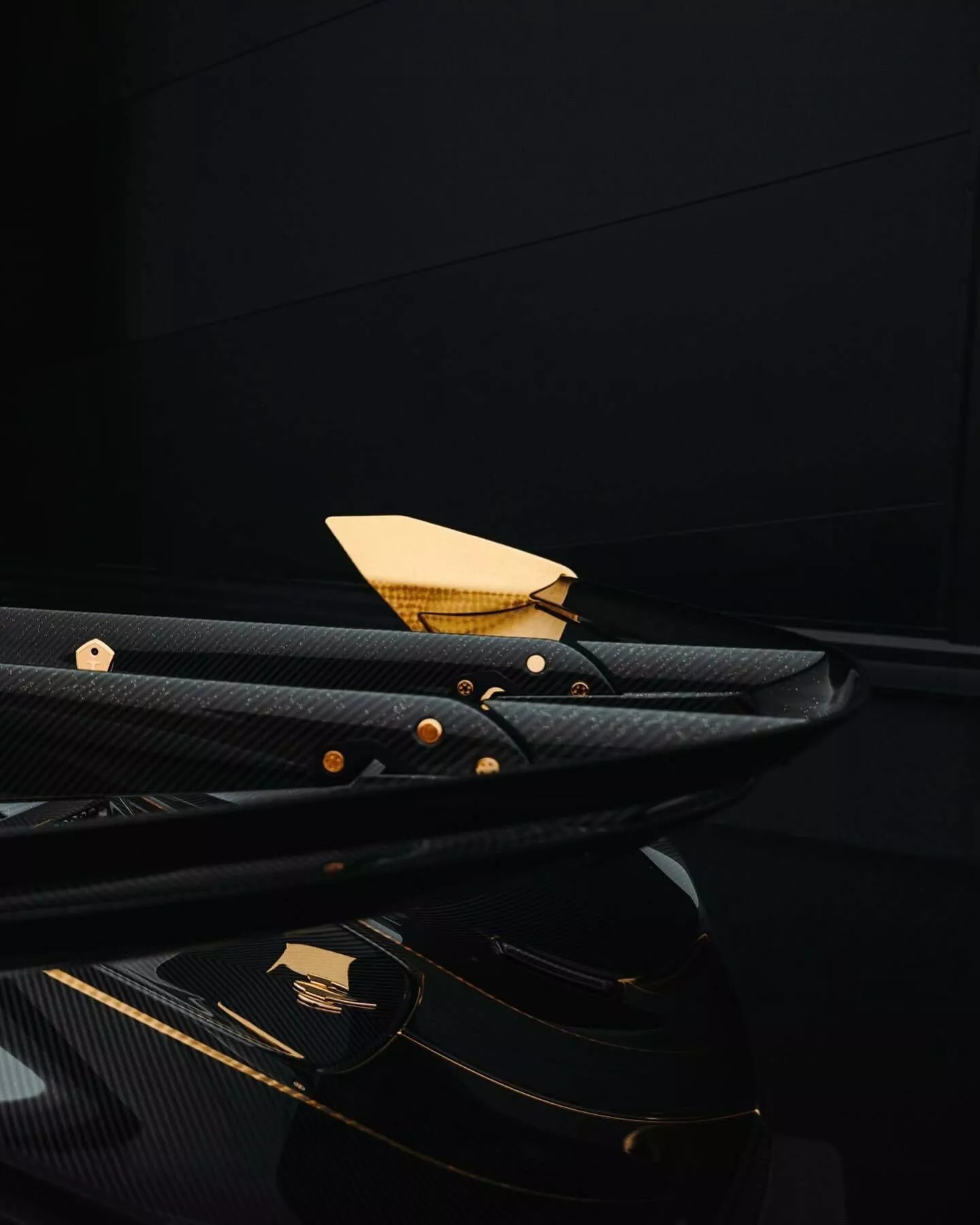 Đại gia bất động sản chơi siêu xe Koenigsegg khác người: Rắc bột vàng lên khắp vỏ carbon, mạ vàng 24k nhiều chi tiết ngoại thất