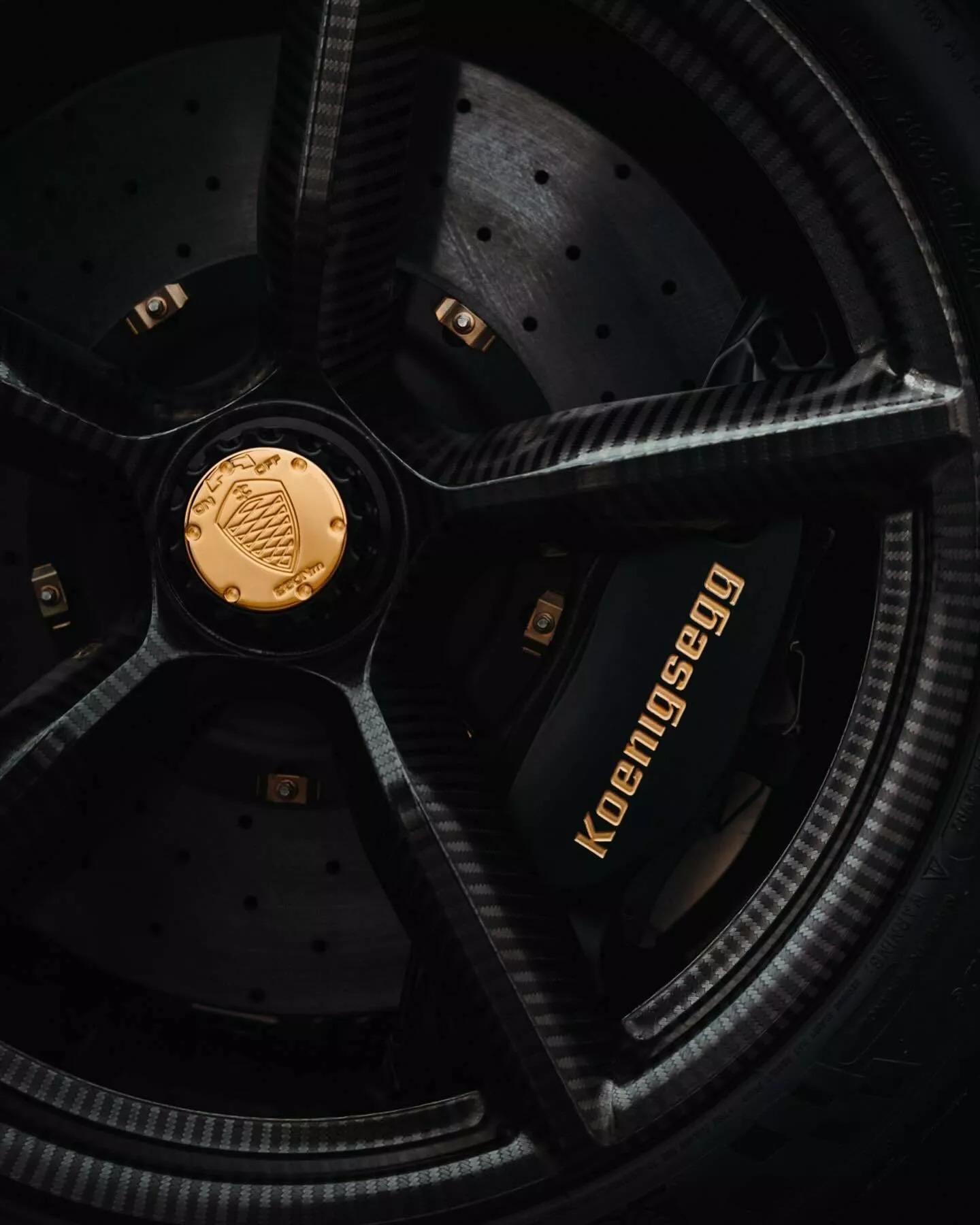 Đại gia bất động sản chơi siêu xe Koenigsegg khác người: Rắc bột vàng lên khắp vỏ carbon, mạ vàng 24k nhiều chi tiết ngoại thất