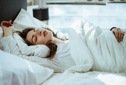 Phụ nữ sau tuổi 40 thấy xuất hiện 3 dấu hiệu khi ngủ thì cẩn thận đột quỵ đang tìm đến - Ảnh 1.