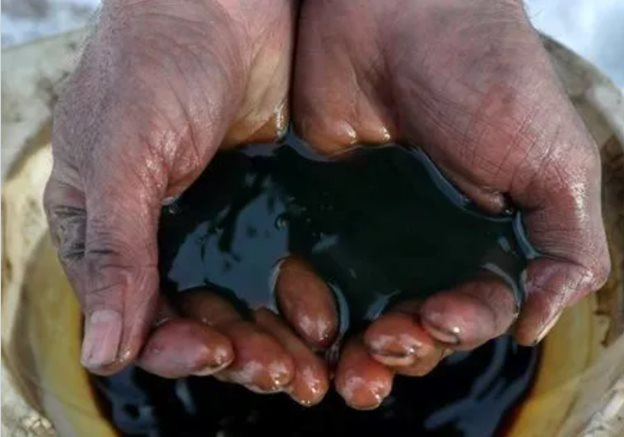 Chuyên gia: Giá dầu thế giới năm 2024 khó vượt 80 USD/thùng vì lý do này - Ảnh 1.