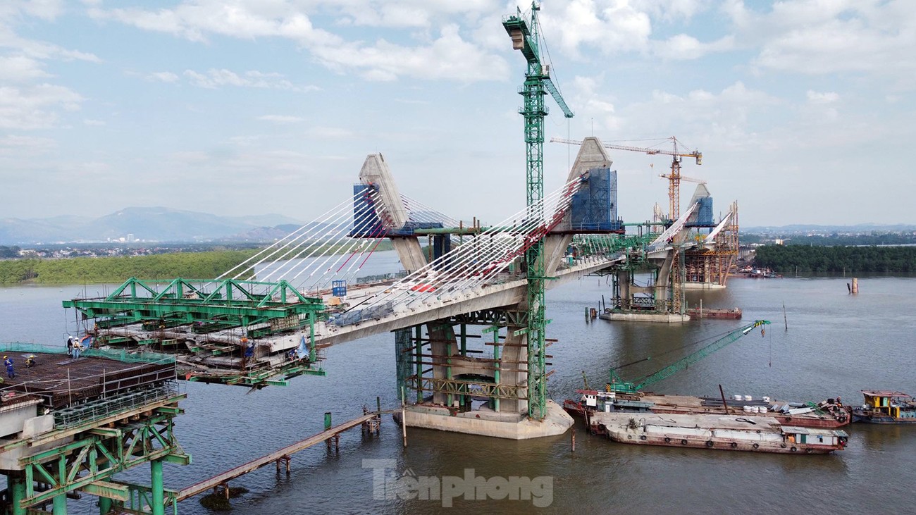 Công nhân làm xuyên Tết, gấp rút xây cầu nghìn tỷ nối Hải Phòng với Quảng Ninh - Ảnh 11.