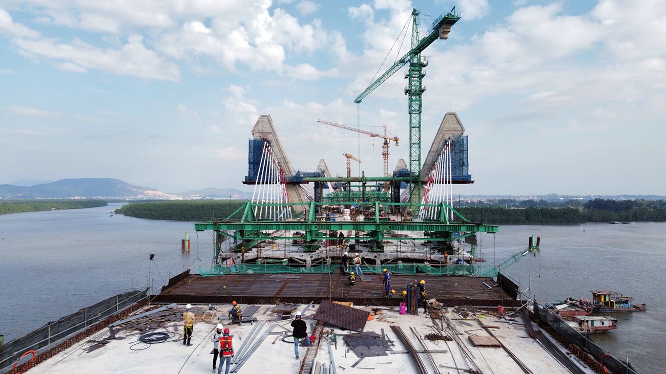 Công nhân làm xuyên Tết, gấp rút xây cầu nghìn tỷ nối Hải Phòng với Quảng Ninh - Ảnh 3.